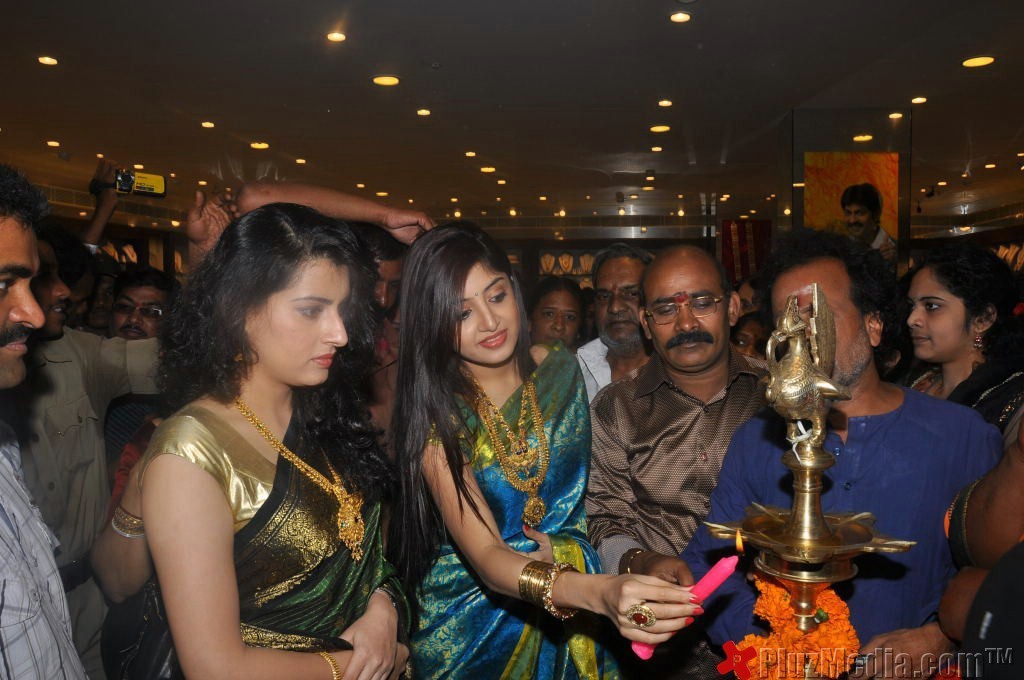 Archana, Poonam Kaur Inaugurate CMR Shopping Mall - Gallery | Picture 91429